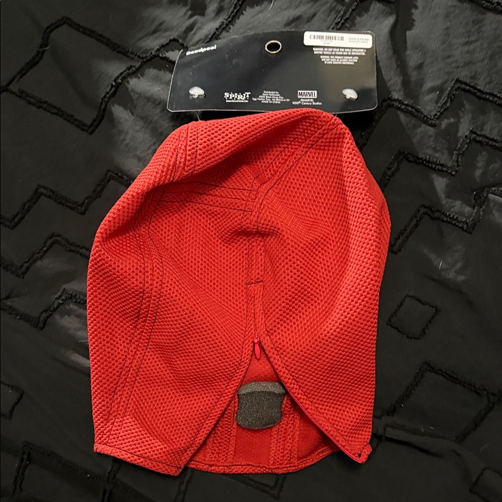 Deadpool Mask - Picture 2 of 3